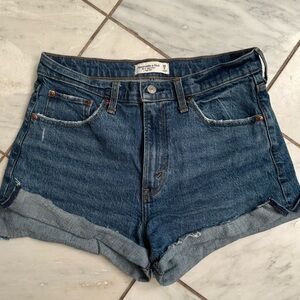 Abercrombie & Fitch
The 4" Mom Short
High Rise
Size 28/6